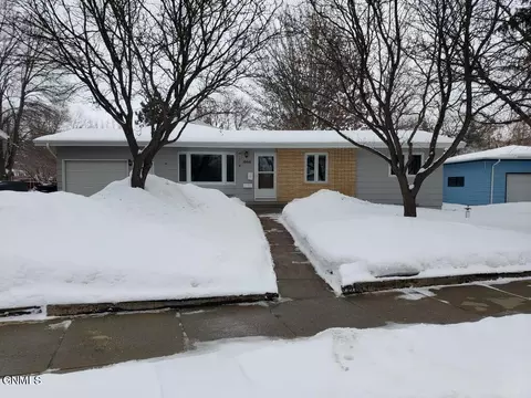1060 4th Ave E, Dickinson, ND 58601 photo 35