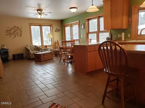 1060 4th Ave E, Dickinson, ND 58601 photo 5
