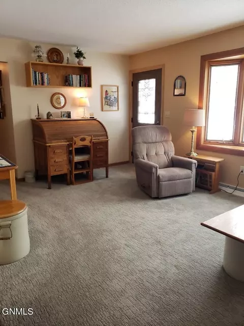 1060 4th Ave E, Dickinson, ND 58601 photo 11