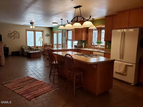 1060 4th Ave E, Dickinson, ND 58601 photo 3