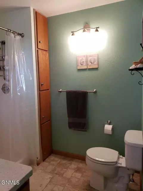 1060 4th Ave E, Dickinson, ND 58601 photo 17