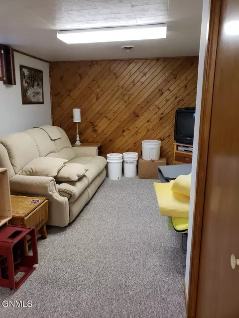 1060 4th Ave E, Dickinson, ND 58601 photo 28