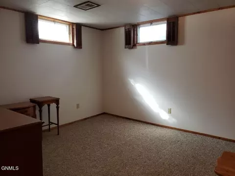 1060 4th Ave E, Dickinson, ND 58601 photo 21