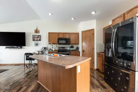 115 Clarke Rd, Lincoln, ND 58504 photo 9
