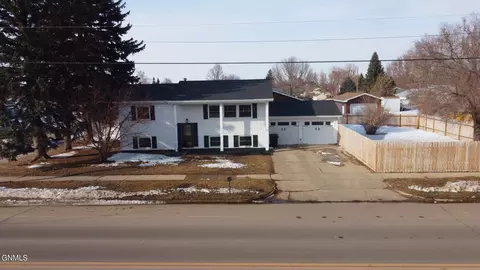 107 18th St E, Williston, ND 58801 photo 2