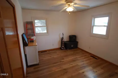 107 18th St E, Williston, ND 58801 photo 9