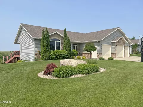 2301 Westview Pl SE, Mandan, ND 58554