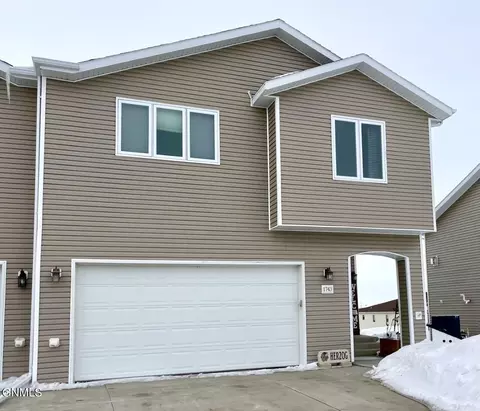 1743 Calgary Loop, Bismarck, ND 58503 photo 2