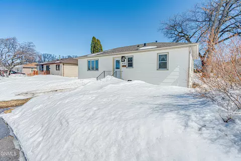 619 17th St, Bismarck, ND 58504
