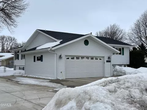 1651 Billings Dr, Bismarck, ND 58504 photo 2
