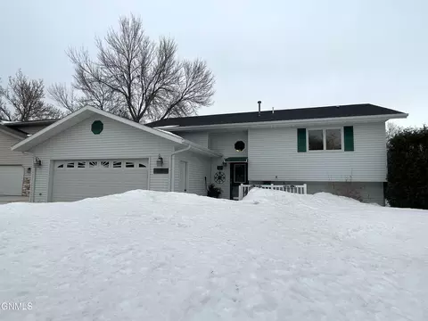 1651 Billings Dr, Bismarck, ND 58504 photo 1