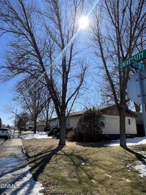 821 University Ave, Williston, ND 58801 photo 4