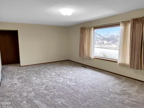 821 University Ave, Williston, ND 58801 photo 8