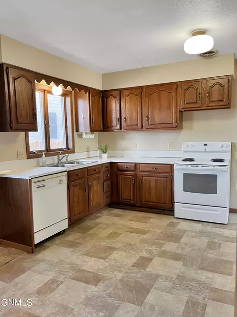 821 University Ave, Williston, ND 58801 photo 9