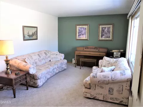 707 Custer Dr, Mandan, ND 58554 photo 3