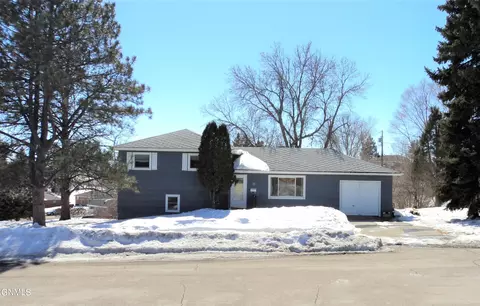 707 Custer Dr, Mandan, ND 58554 photo 1