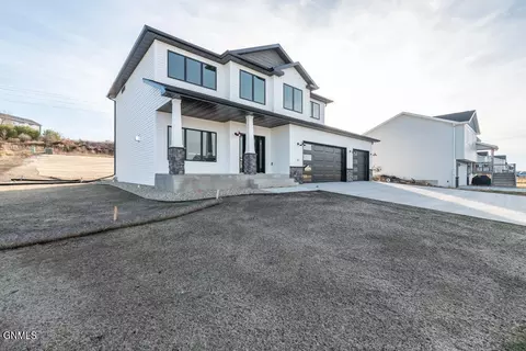 303 Cobblestone Loop SW, Mandan, ND 58554 photo 12