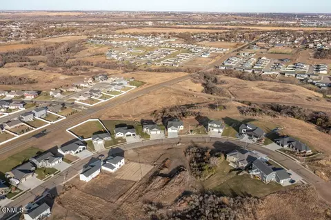 303 Cobblestone Loop SW, Mandan, ND 58554 photo 47