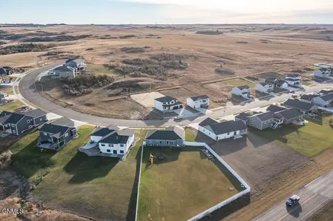 303 Cobblestone Loop SW, Mandan, ND 58554 photo 5