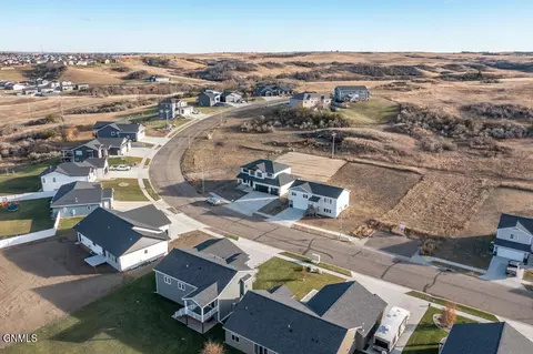 303 Cobblestone Loop SW, Mandan, ND 58554 photo 3