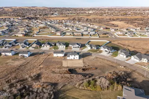 303 Cobblestone Loop SW, Mandan, ND 58554 photo 45