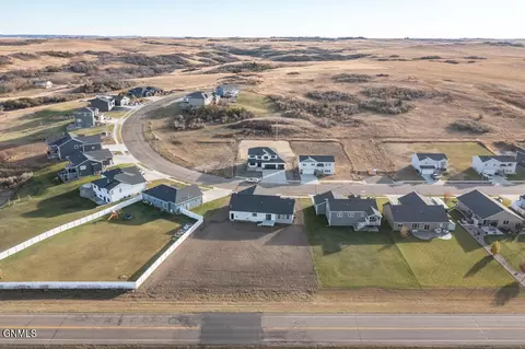 303 Cobblestone Loop SW, Mandan, ND 58554 photo 4