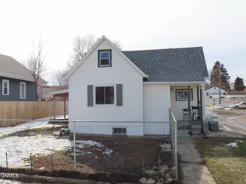 105 9th Ave NW, Mandan, ND 58554 photo 2