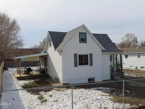 105 9th Ave NW, Mandan, ND 58554 photo 3