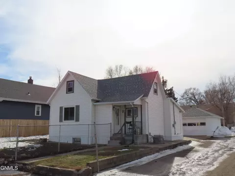 105 9th Ave NW, Mandan, ND 58554 photo 1