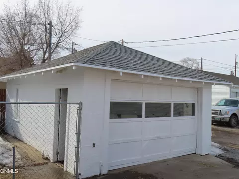 105 9th Ave NW, Mandan, ND 58554 photo 8