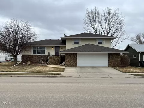 720 11th St W, Williston, ND 58801 photo 1
