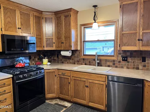 720 11th St W, Williston, ND 58801 photo 7