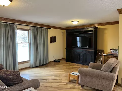 720 11th St W, Williston, ND 58801 photo 4