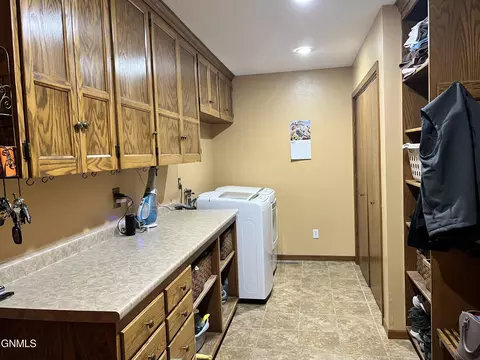 720 11th St W, Williston, ND 58801 photo 26