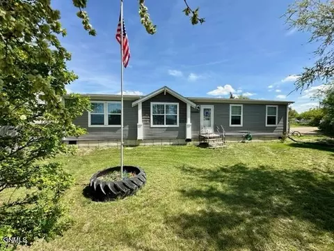206 2nd St, Bainville, MT 59212