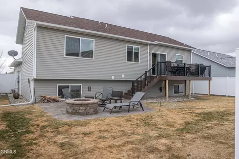 1906 Timbers St W, Williston, ND 58801 photo 4