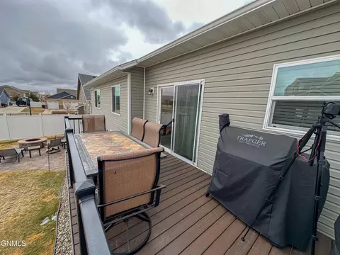1906 Timbers St W, Williston, ND 58801 photo 12