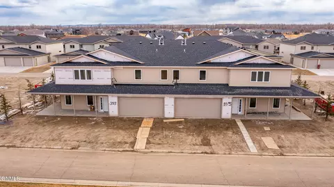 737 Compass Ln, Bismarck, ND 58504