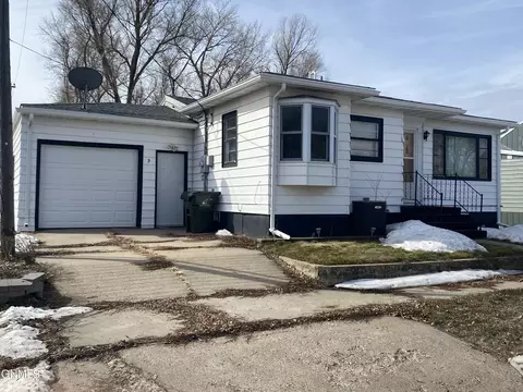 9 3rd St NW, Hazen, ND 58545