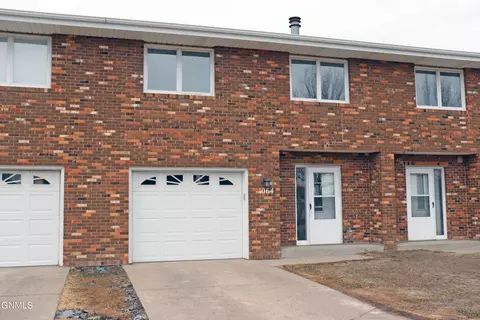 1064 Pleasant St, Bismarck, ND 58504