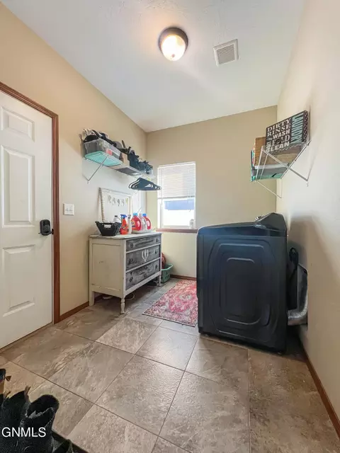 2205 13th Ave E, Williston, ND 58801 photo 11