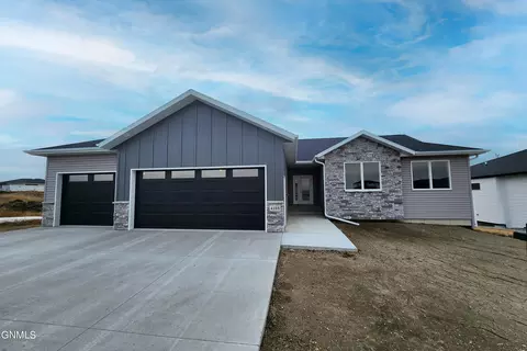 4125 Herd Pl, Bismarck, ND 58503