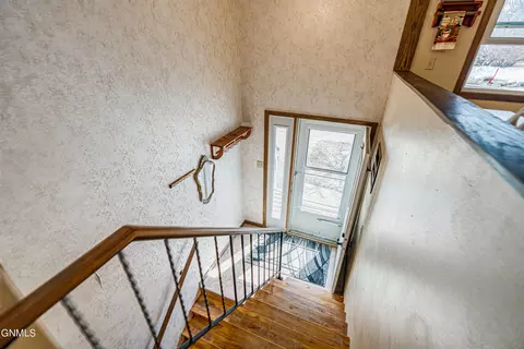 627 Craig Dr NW, Mandan, ND 58554 photo 2