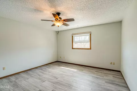 627 Craig Dr NW, Mandan, ND 58554 photo 16