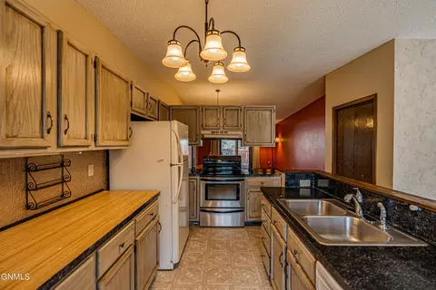 627 Craig Dr NW, Mandan, ND 58554 photo 3