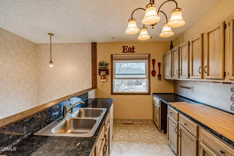 627 Craig Dr NW, Mandan, ND 58554 photo 4