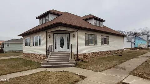 221 2nd St S, Ellendale, ND 58436