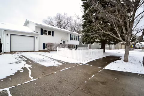 1918 Ryan Dr, Bismarck, ND 58501 photo 1