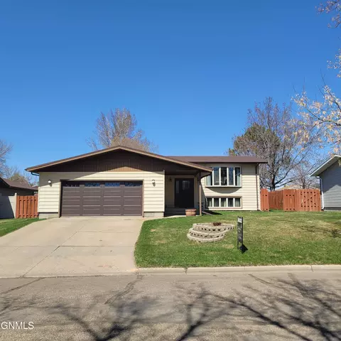 124 10th St NE, Beulah, ND 58523