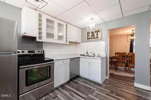 406 1st St NW, Mandan, ND 58554